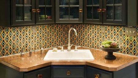 Кухня з мийкою в кутку (43 фото): кухонний гарнітур з кутовою раковиною, варіанти дизайну інтер’єру