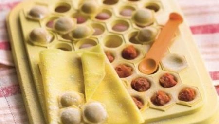 Механічні пельменницы: прес-форми для ліплення пельменів будинки та інші автоматичні домашні моделі