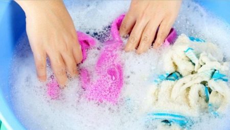 Як прати вручну? 24 фото Як правильно випрати сорочку та інші речі руками, як відіпрати светр, нижня білизна і плед в домашніх умовах
