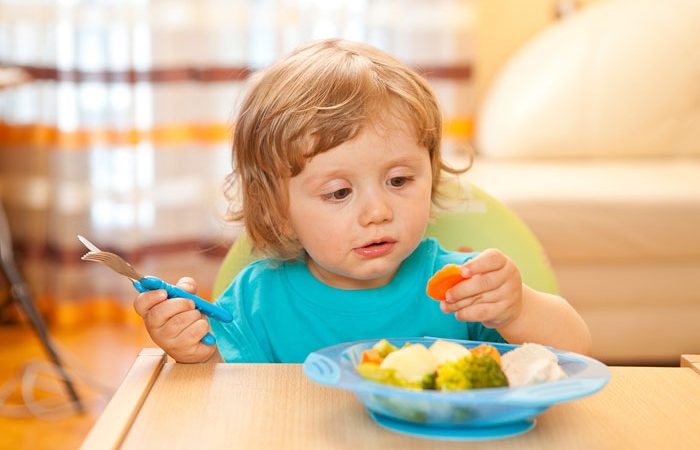 Как организовать питание ребенка после года: практические рекомендации