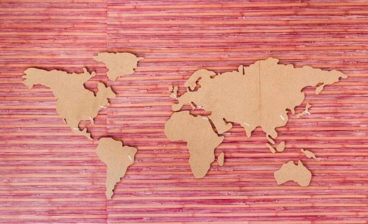 Недорого купить деревянную карту мира – это вполне реально!